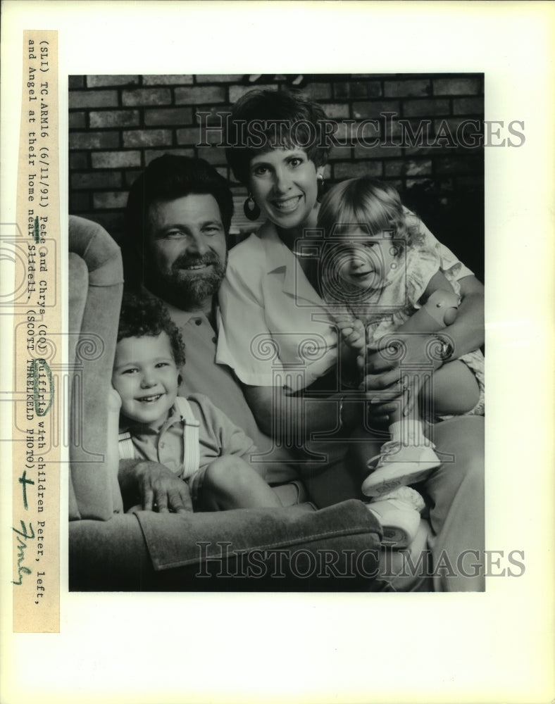 1991 Press Photo Pete and Chrys Guiffria at home with family near Slidell - Historic Images