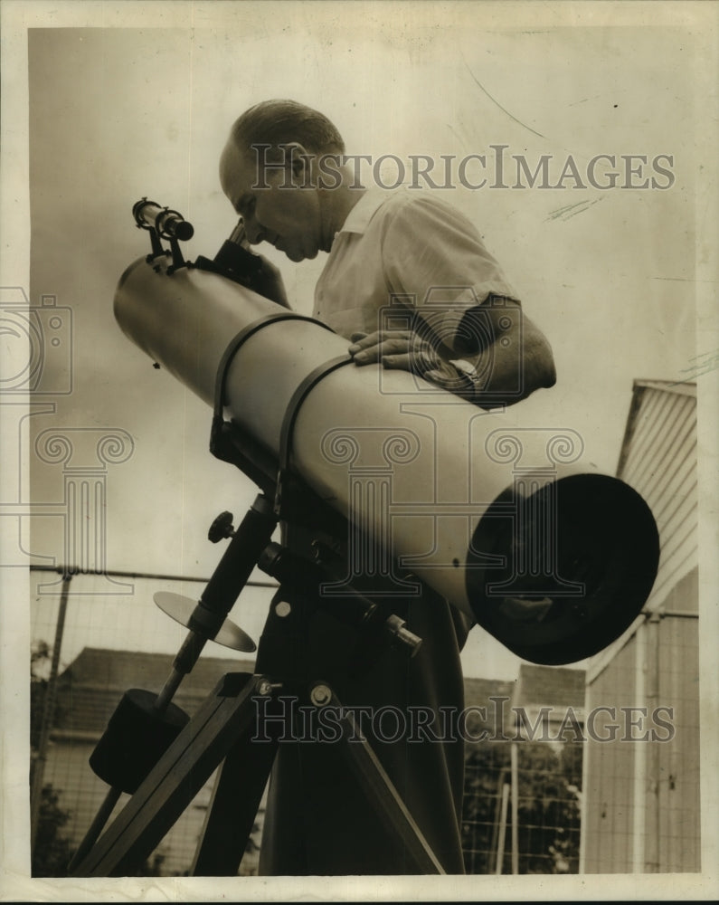 1960 Press Photo A scientist looking through a telescope - nob21770 - Historic Images
