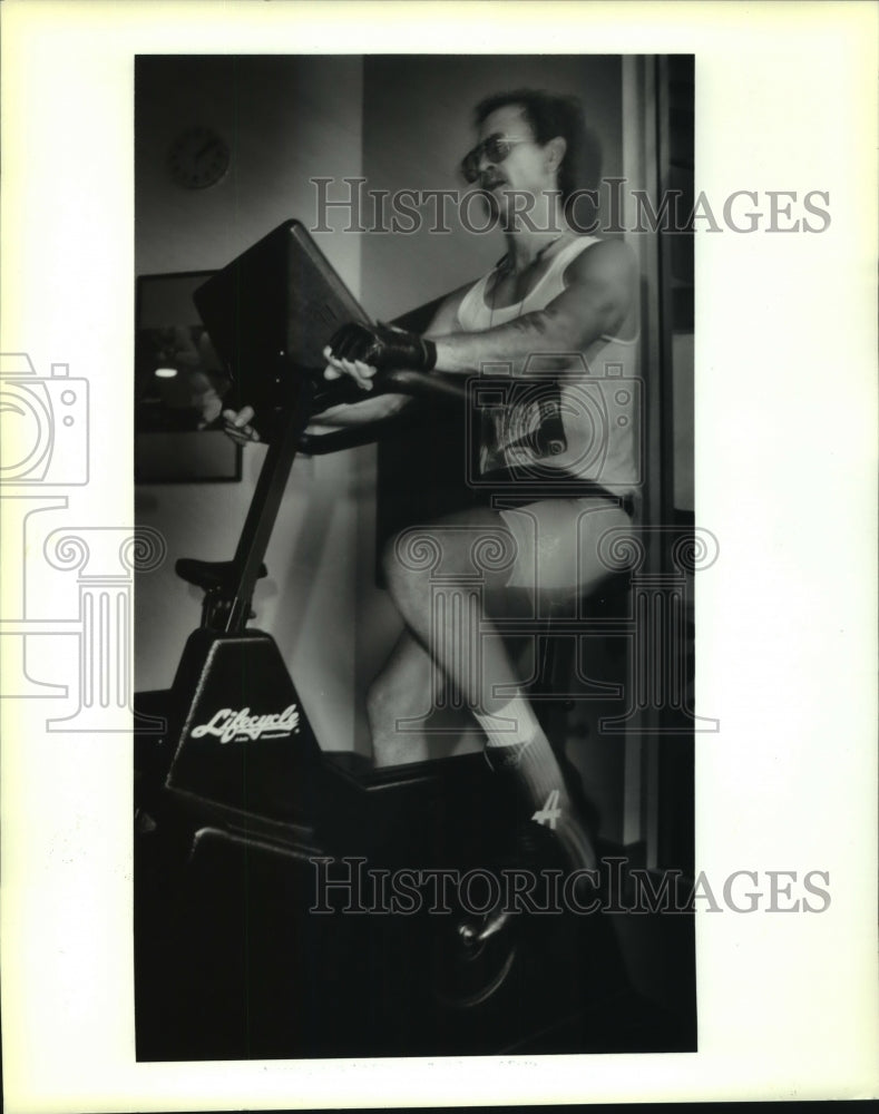 1992 Press Photo Norton Guidry trains for MS bike-a-thon, Elmwood Fitness Center - Historic Images