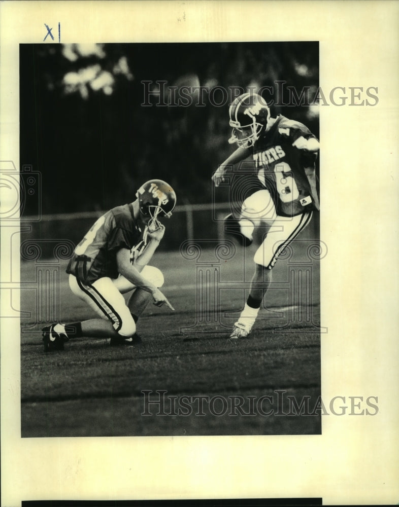 1992 Press Photo Football - Quinn Guidry of Tigers practices extra points - Historic Images