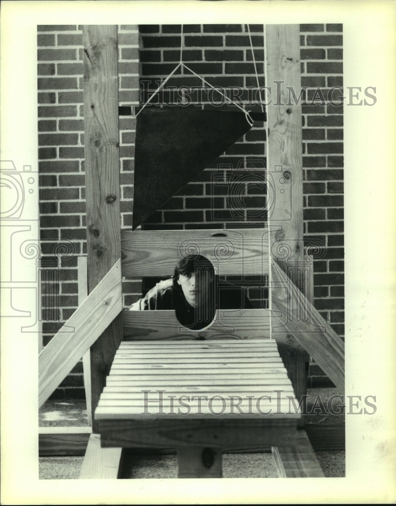 1991 Press Photo Robert Guidry built an 18th Century Guillotine for class - Historic Images