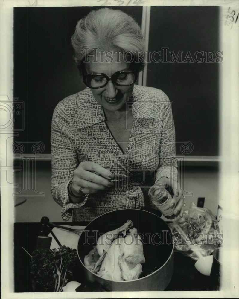 1978 Press Photo States-Item food columnist Miriam Guidroz, uses spices in food - Historic Images