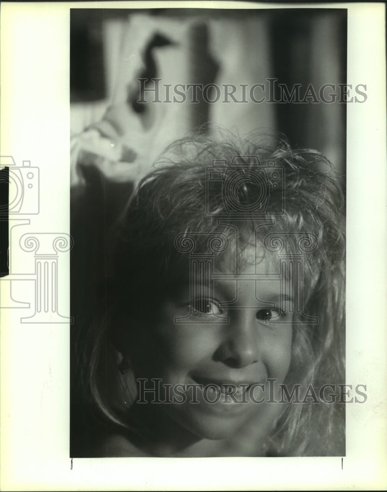 1992 Press Photo Adele Guidry, 6, and her pet seahorse, Sarah. - nob21812 - Historic Images