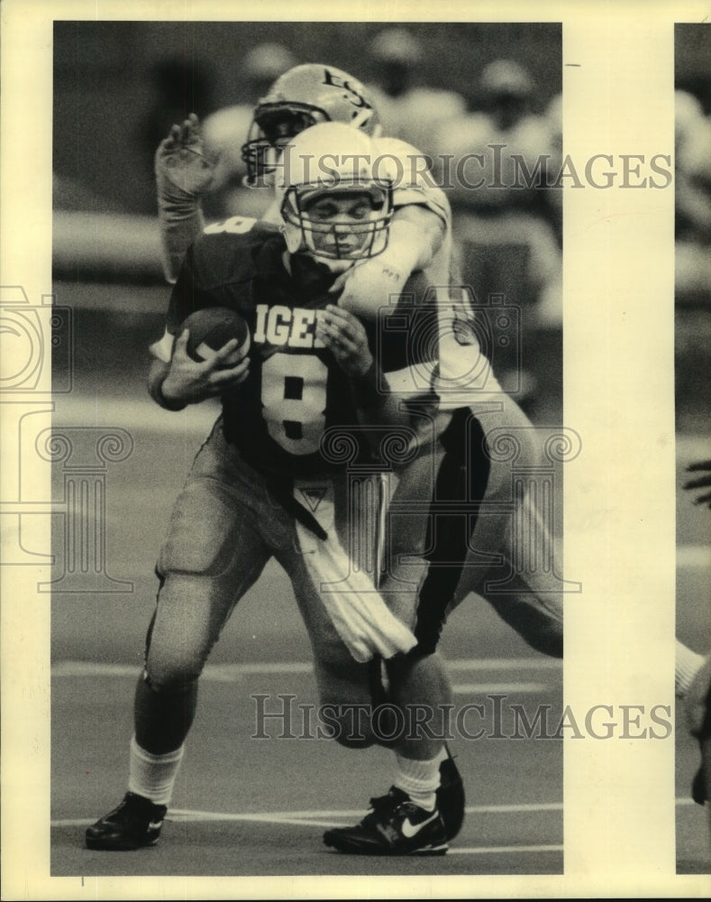 1990 Press Photo John&#39;s Donald Rickey puts a crunch on Quarterback Chris Guidry. - Historic Images