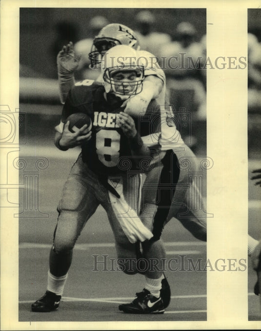 1990 Press Photo John's Donald Rickey puts a crunch on Quarterback Chris Guidry. - Historic Images