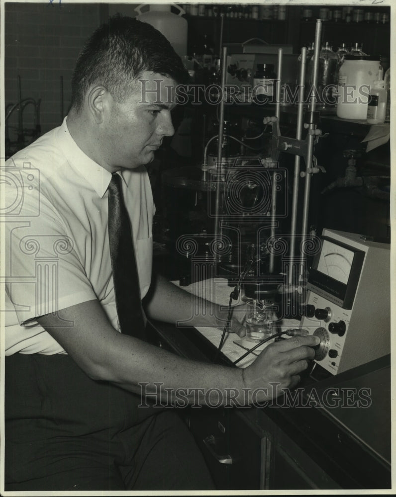 1969 Press Photo Dr. George G. Guilbault Using Enzyme Electrode He Developed - Historic Images