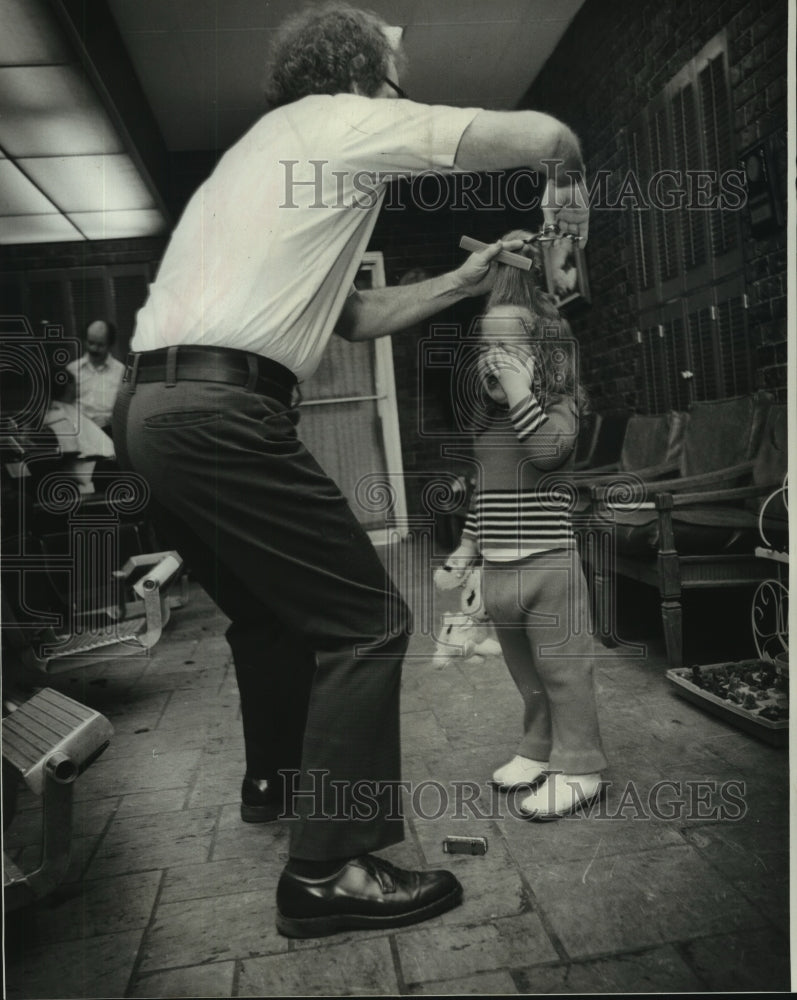 1976 Press Photo Shear Misery - A Two-Year-Old&#39;s First Trip to the Barbershop - Historic Images