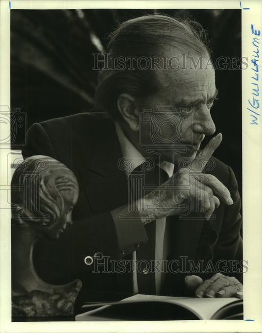 1983 Press Photo Hairstyling and Artist Guillaume With Sculpture "Ligne Danse" - Historic Images