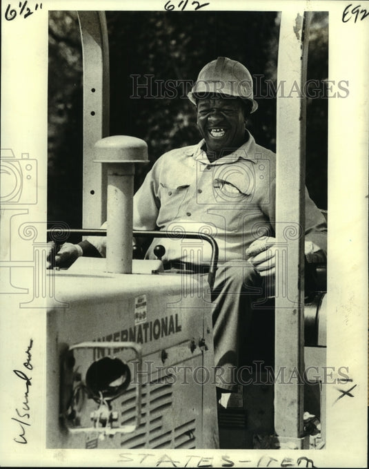 1979 Press Photo Lonesome Sundown drives a bulldozer for a construction company - Historic Images