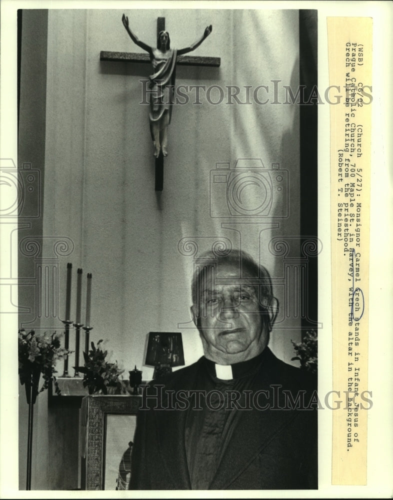 1988 Press Photo Monsignor Carmel Grech stands in Infant Jesus of Prague Church - Historic Images