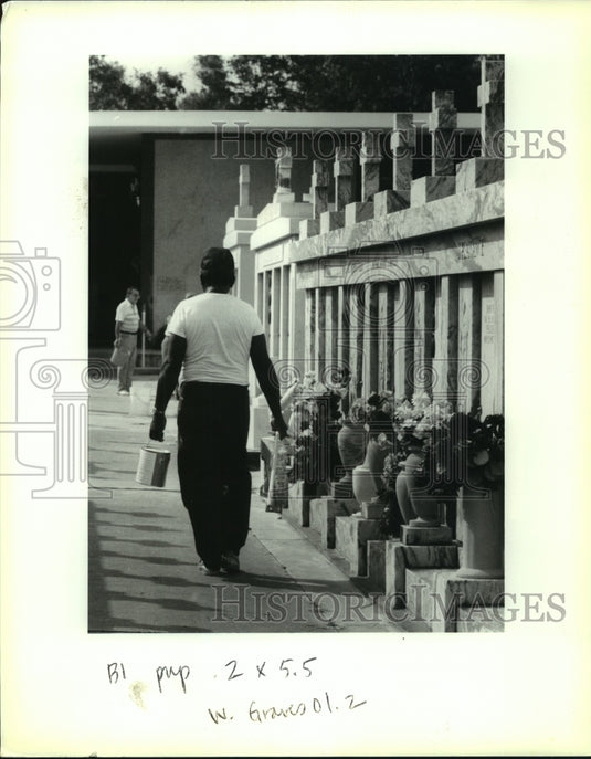1992 Press Photo Samuel Black at Our Lady of Prompt Succor Cemetary - nob21863 - Historic Images