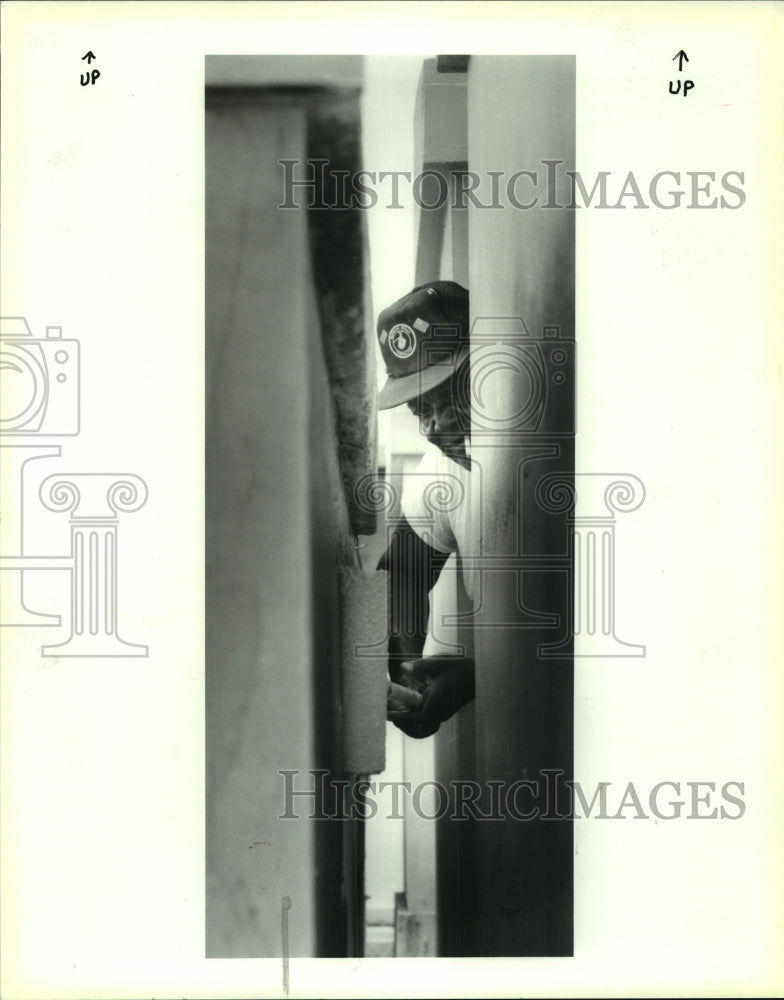 1992 Press Photo Samuel Black paints grave at Our Lady of Prompt Succor Cemetery - Historic Images