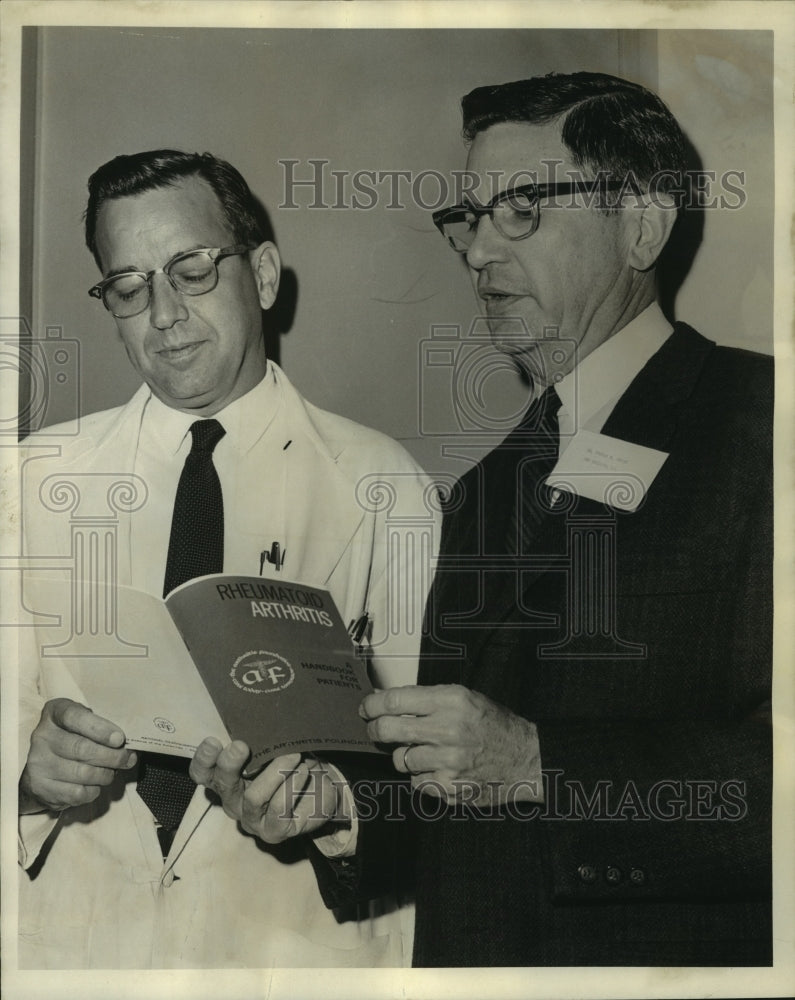 1967 Press Photo Associate Professor of Medicine Dr. Oren Gum with Dr. Weiss - Historic Images