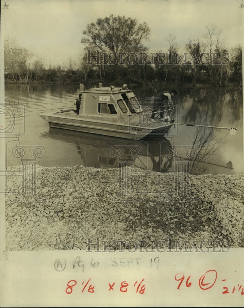 1976 Electronics instruments used to scan water bottoms-Historic Images