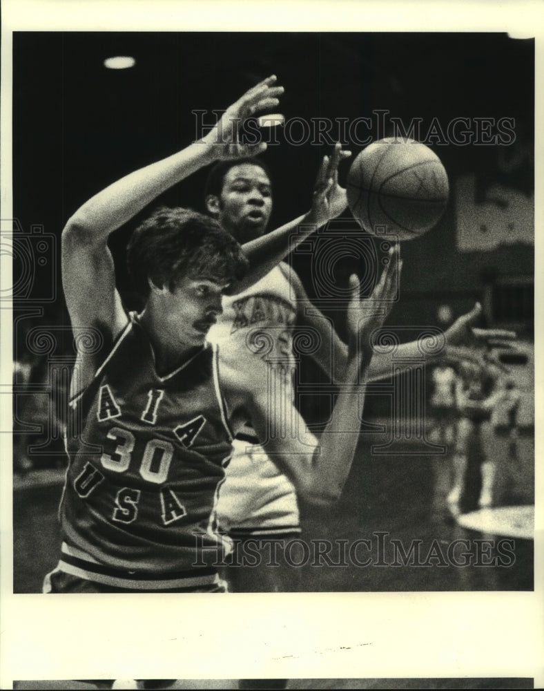 1981 Press Photo Steve Schall and Clifton Gullett during first half basketball - Historic Images