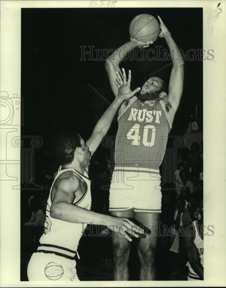 1982 Press Photo Basketball - Asberry Giles shoots over Xavier&#39;s Clifton Gullett - Historic Images