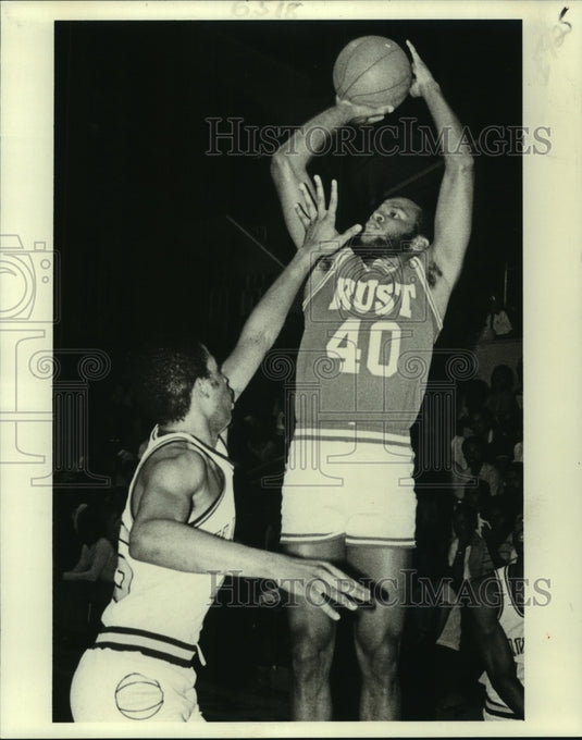 1982 Press Photo Basketball - Asberry Giles shoots over Xavier's Clifton Gullett - Historic Images