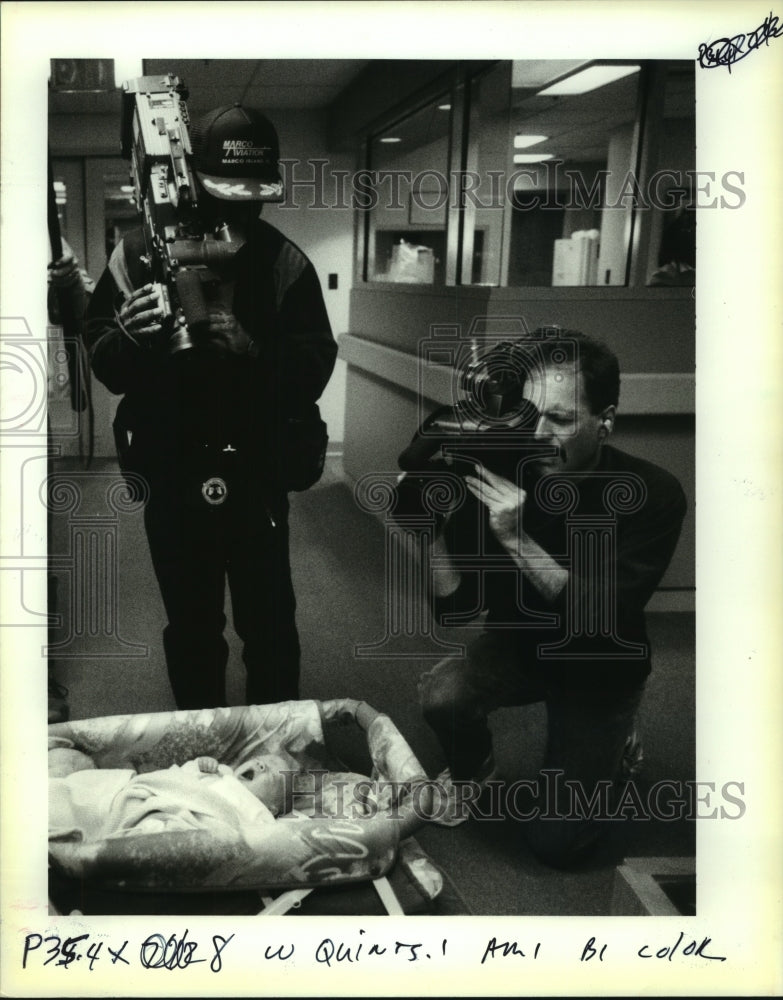 1994 Press Photo Cameramen focus on the Guillet quintuplets at Baptist Hospital - Historic Images