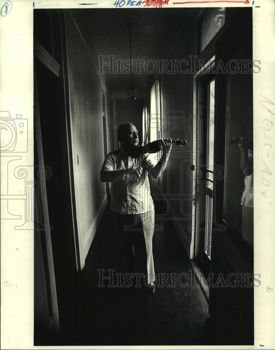 1983 Press Photo Concertmaster Frank Gullino and rated "a superb Italian cook" - Historic Images