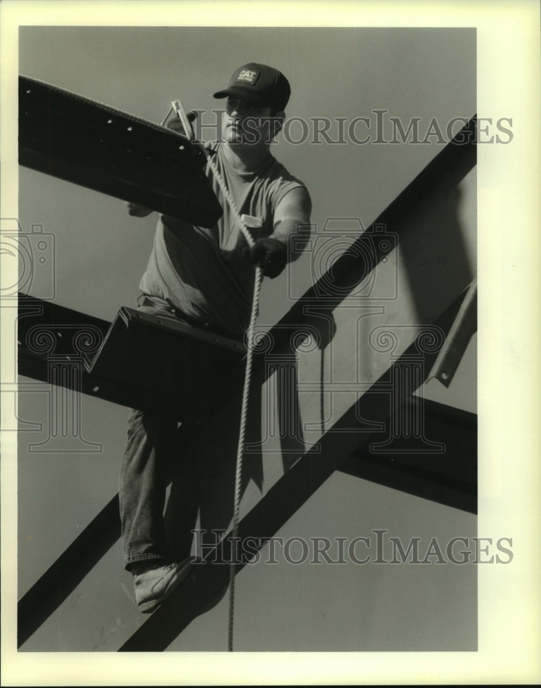 1989 Press Photo Edward Guillory, installing roof beams to Gretna Market - Historic Images