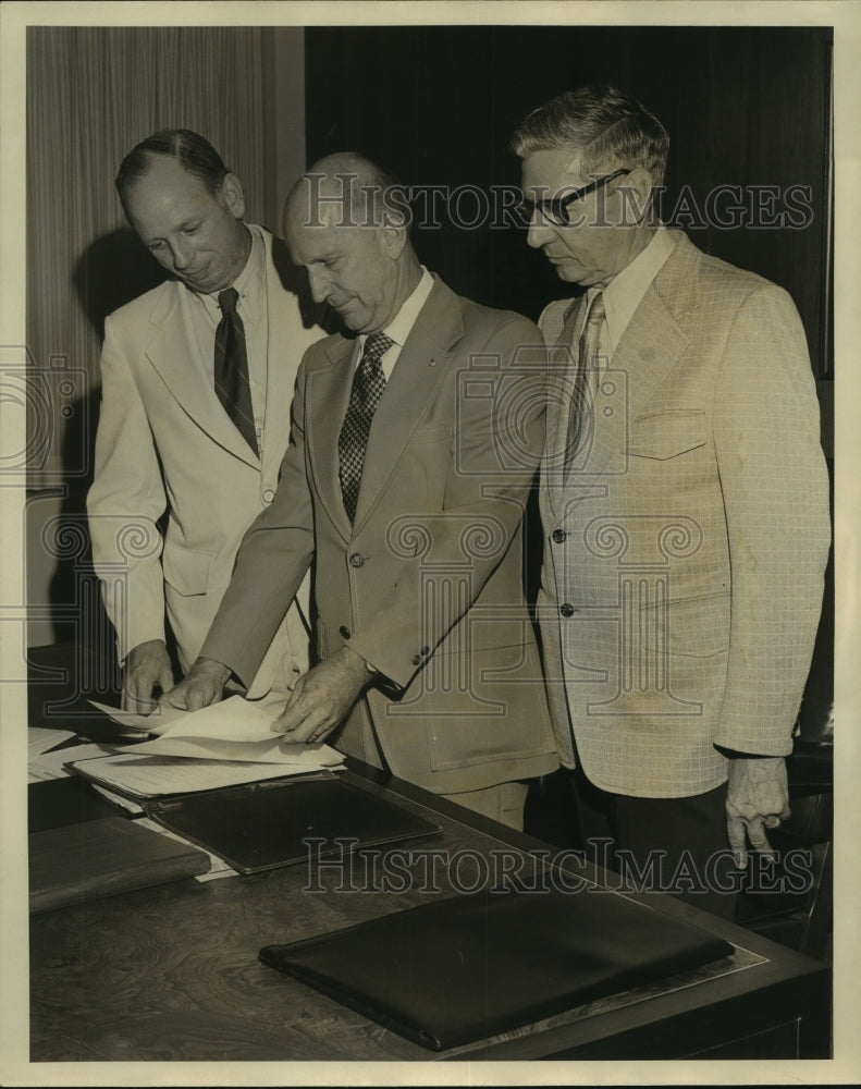 1974 Press Photo Mason Guillory, Chamber of Commerce, T.P. Cup Committee - Historic Images