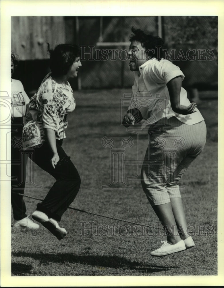 1989 Press Photo Janet Guillory jumps rope, Summit Workshop for educators - Historic Images