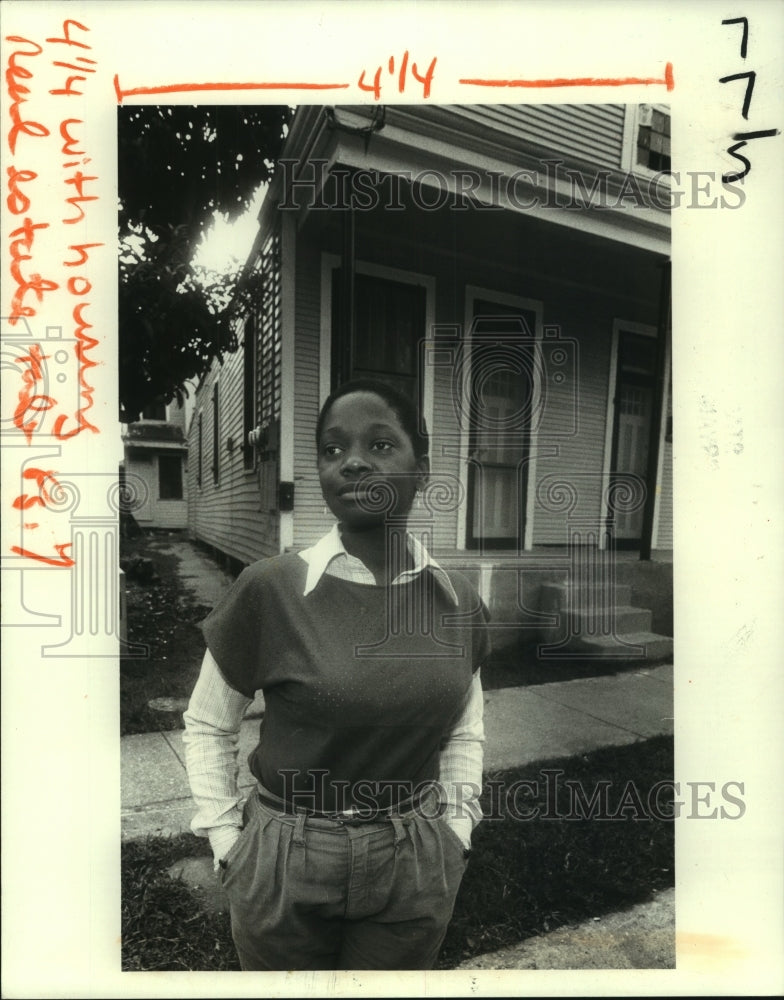 1982 Press Photo Donna Goff stands in front of her home, Delachaise Street - Historic Images