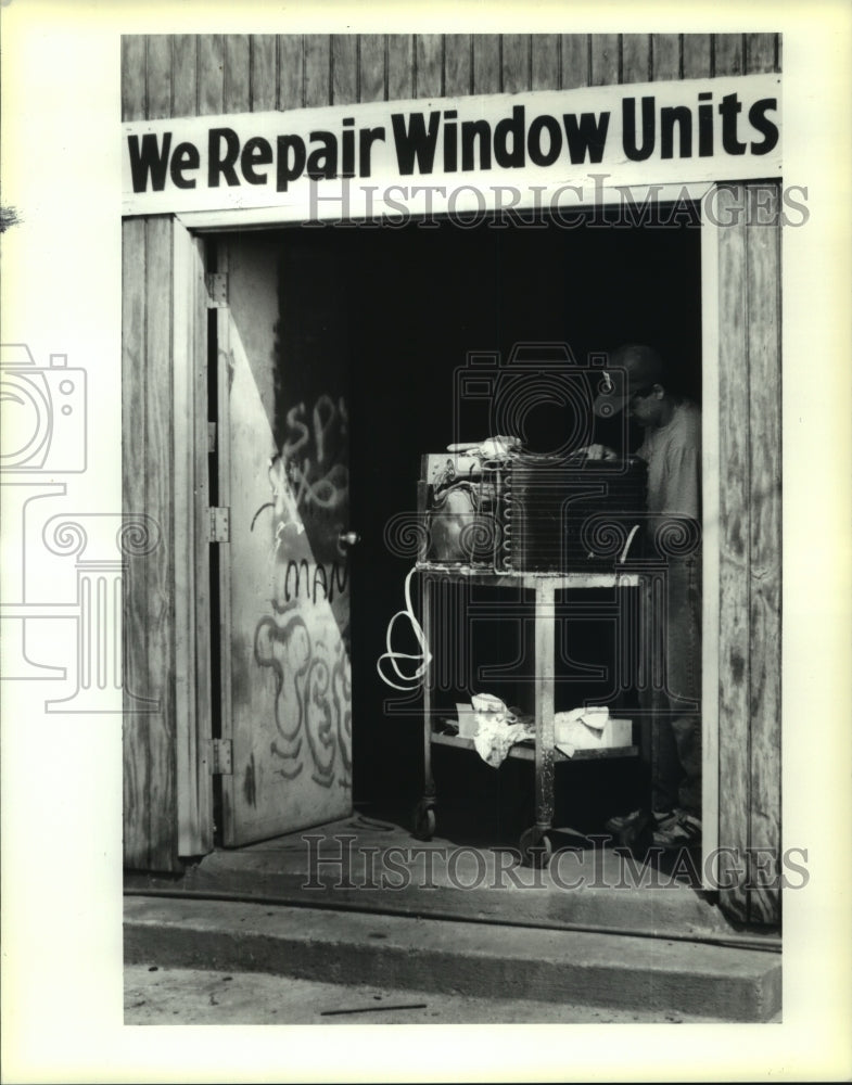 1991 Press Photo Hector Lopez employee at graffiti  laden Jag Refrigeration - Historic Images