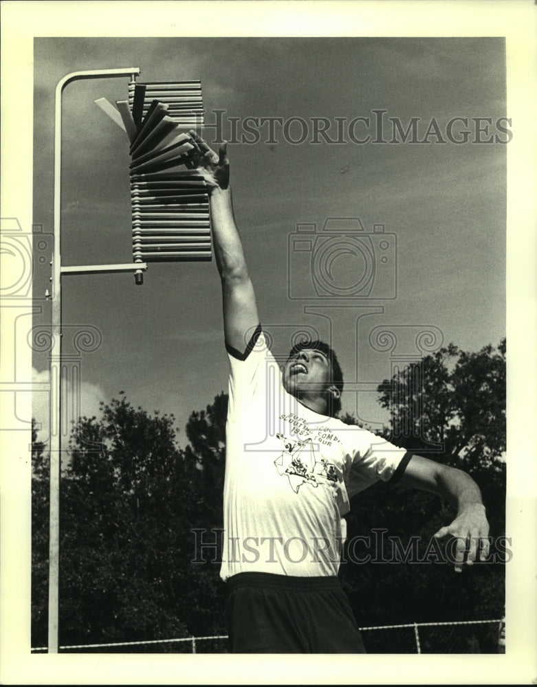 1987 Press Photo Bobby Guercia, athletic testing at Country Day School - Historic Images