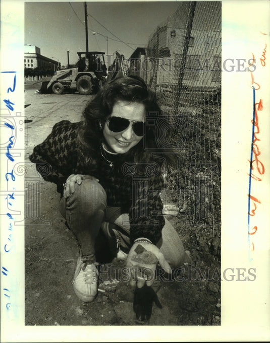 1987 Press Photo Madeleine Guerin with bone fragments found at Basin & St Louis - Historic Images