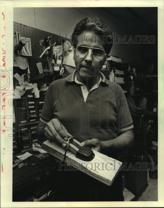 1985 Press Photo Jesse Guerra displays last and shoe he made for monkey - Historic Images