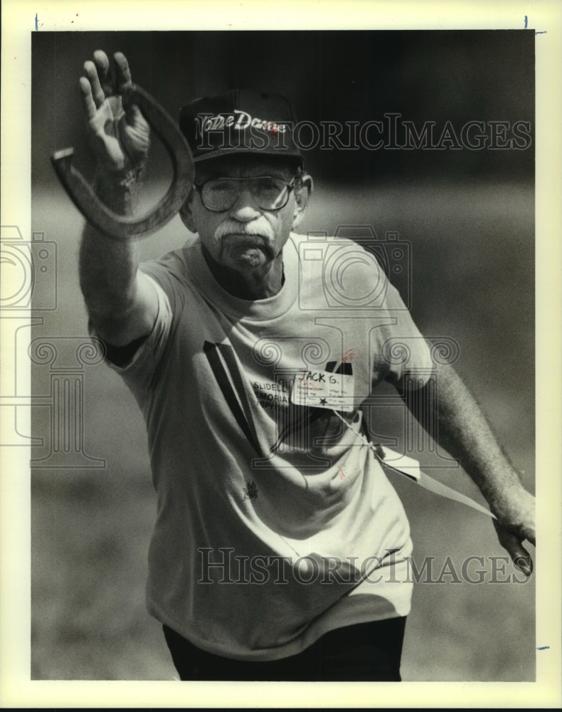 1989 Press Photo Jack Guerra at horseshoe competition at the Senior Olympics - Historic Images
