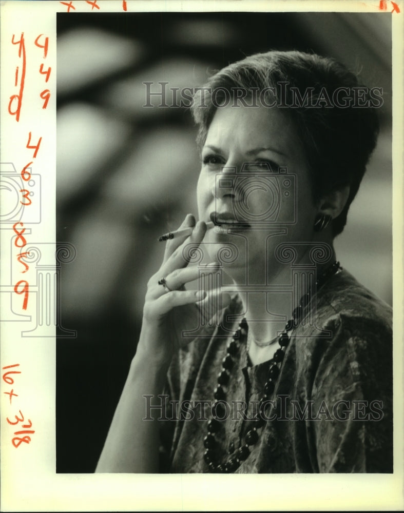 1988 Press Photo Peggy Norman smokes on the breezeway at the Tulane University - Historic Images