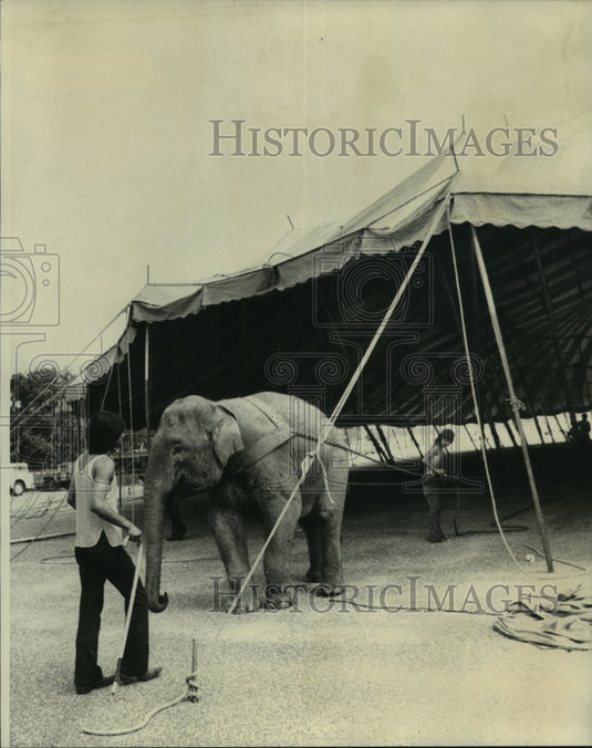 1975 Press Photo Workers setting-up the Great London Circus - nob22128 - Historic Images
