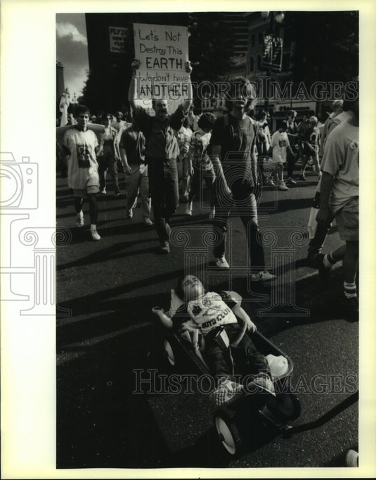 1988 Press Photo Denise & son Dylan Maxwell at Great Louisiana Toxics March - Historic Images