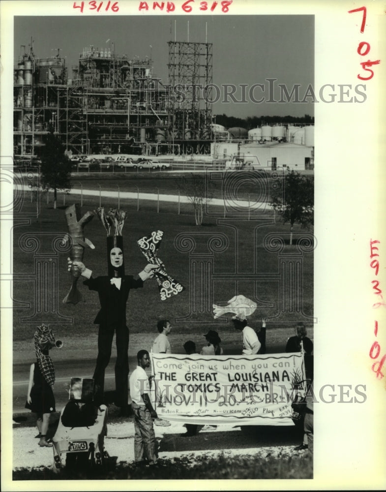 1988 Press Photo Great Louisiana Toxics March at Dupont Chemical plant, Reserve - Historic Images