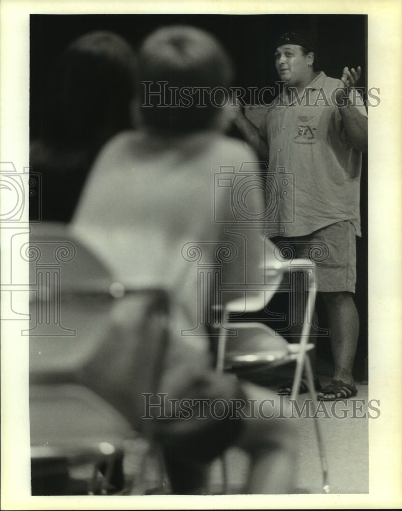 1995 Press Photo Grayhawk, a Houma and Choctaw Indian at East Regional Library - Historic Images