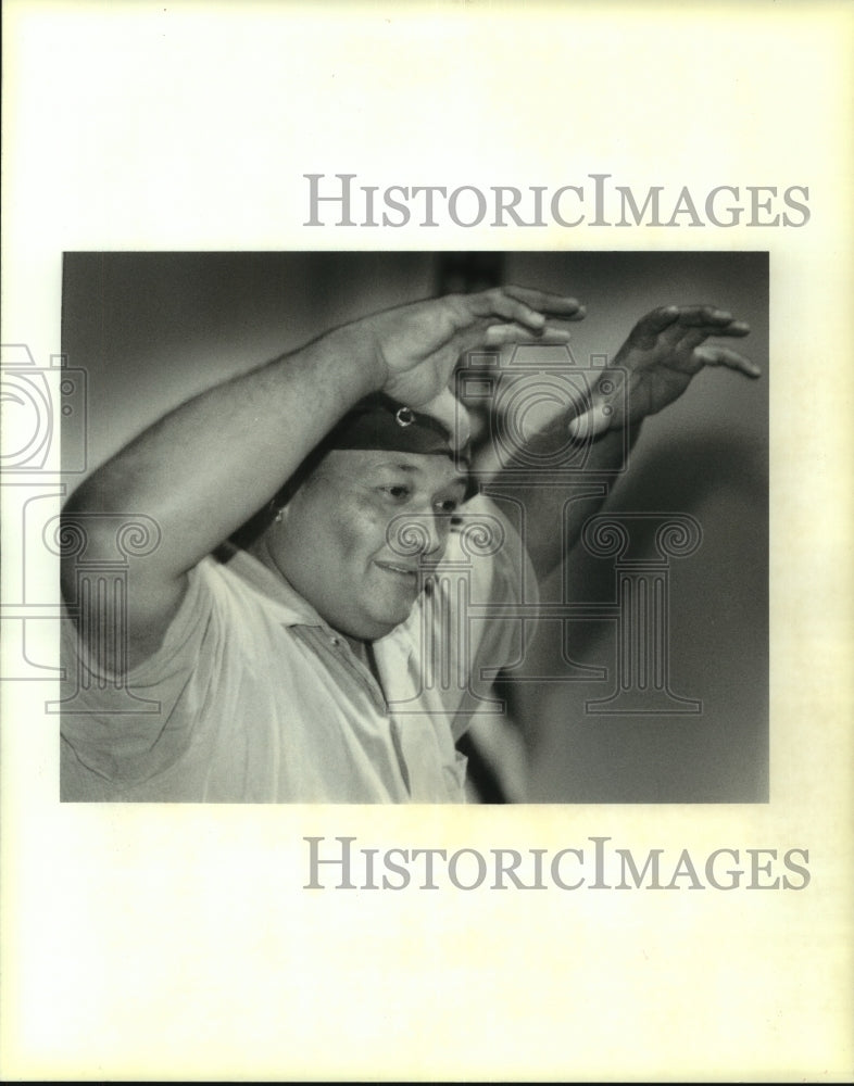 1995 Press Photo Grayhawk gestures with his hands as he tells a story - Historic Images