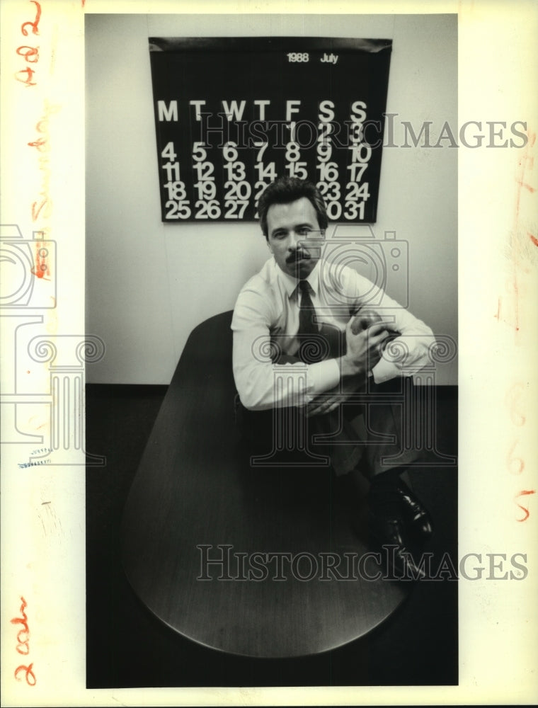 1988 Press Photo John Green, president of Bauerlein, Inc., in his office. - Historic Images