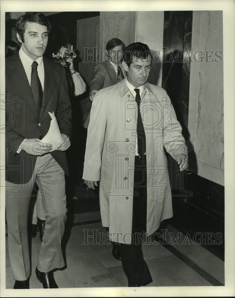 1972 Press Photo Floyd Greene interviewed by a reporter en route to court - Historic Images