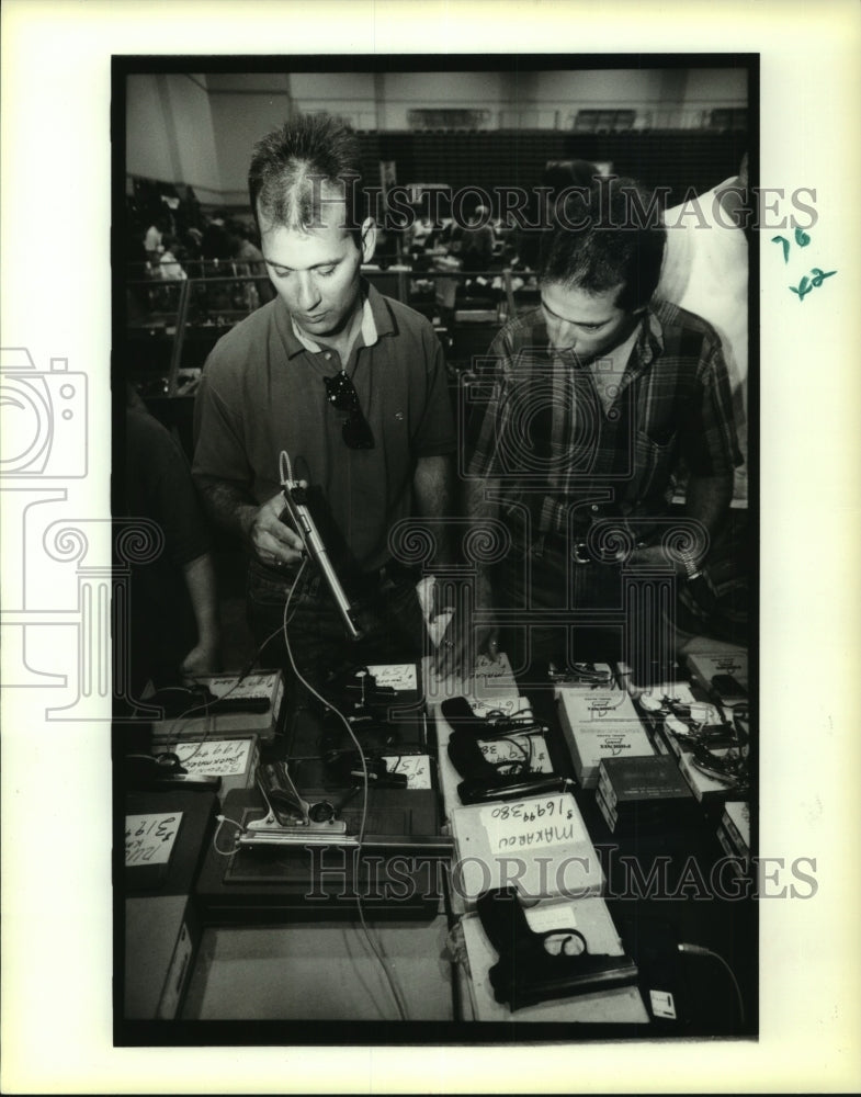 1994 Press Photo Dean &amp; Craig Benoit at The Great Southern Gun and Knife Show - Historic Images