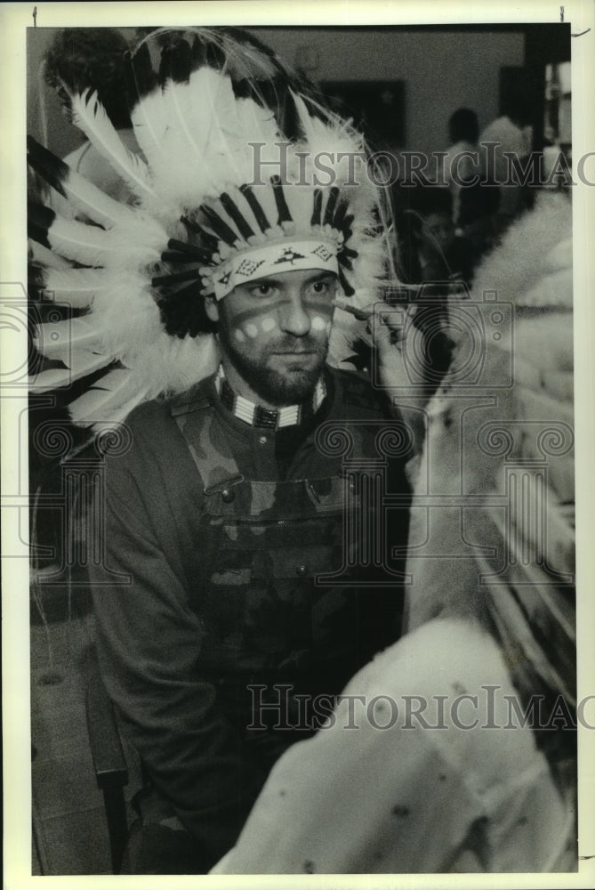 1989 Press Photo Ferrell Godfrey has his face painted to prepare for Pow Wow. - Historic Images