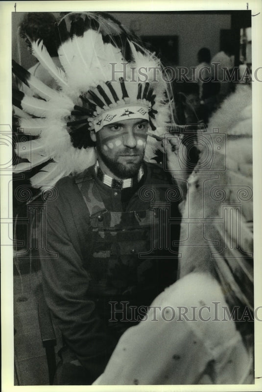 1989 Press Photo Ferrell Godfrey has his face painted to prepare for Pow Wow. - Historic Images