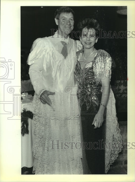 1989 Press Photo Malcom Guidry & Keren Davis, owners of Bridal Manor, Covington - Historic Images
