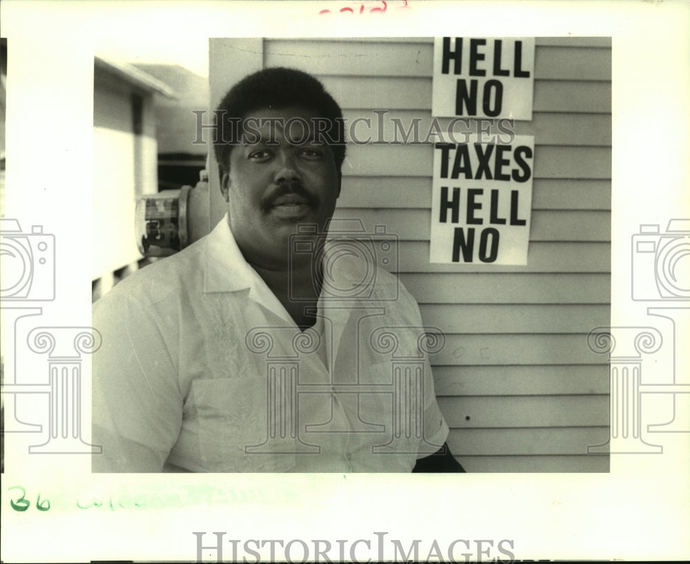 1986 Press Photo Julius Green, author of &quot;Taxes Hell No&quot; sign on his porch. - Historic Images