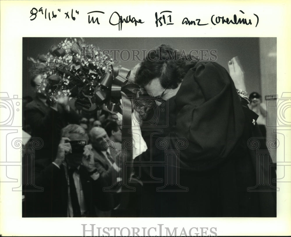 1992 Press Photo Judge Larry Green embraces his wife after induction to Court. - Historic Images