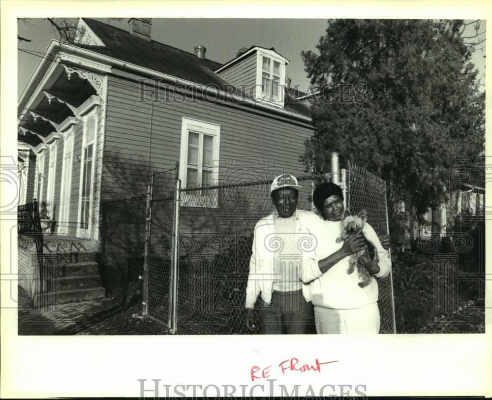 1991 Press Photo The Lionel Greens outside their renovated home. - nob22251 - Historic Images