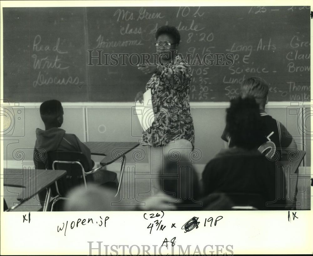 1993 Press Photo St. John Middle Magnet School teacher Mary Green with students. - Historic Images