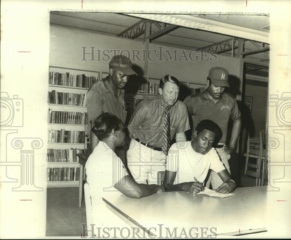 1969 Press Photo Michael Green signs basketball contract, as his mother watches. - Historic Images