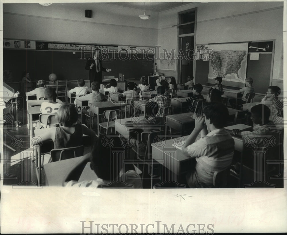 1969 Press Photo Ronald Gubler teaching 5th grade class at McDonogh No. 31 - Historic Images